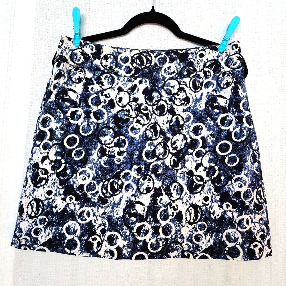 NWOT  BLUE & WHITE TUMMY CONTROL SKORT BY S.C.& CO - SIZE 6